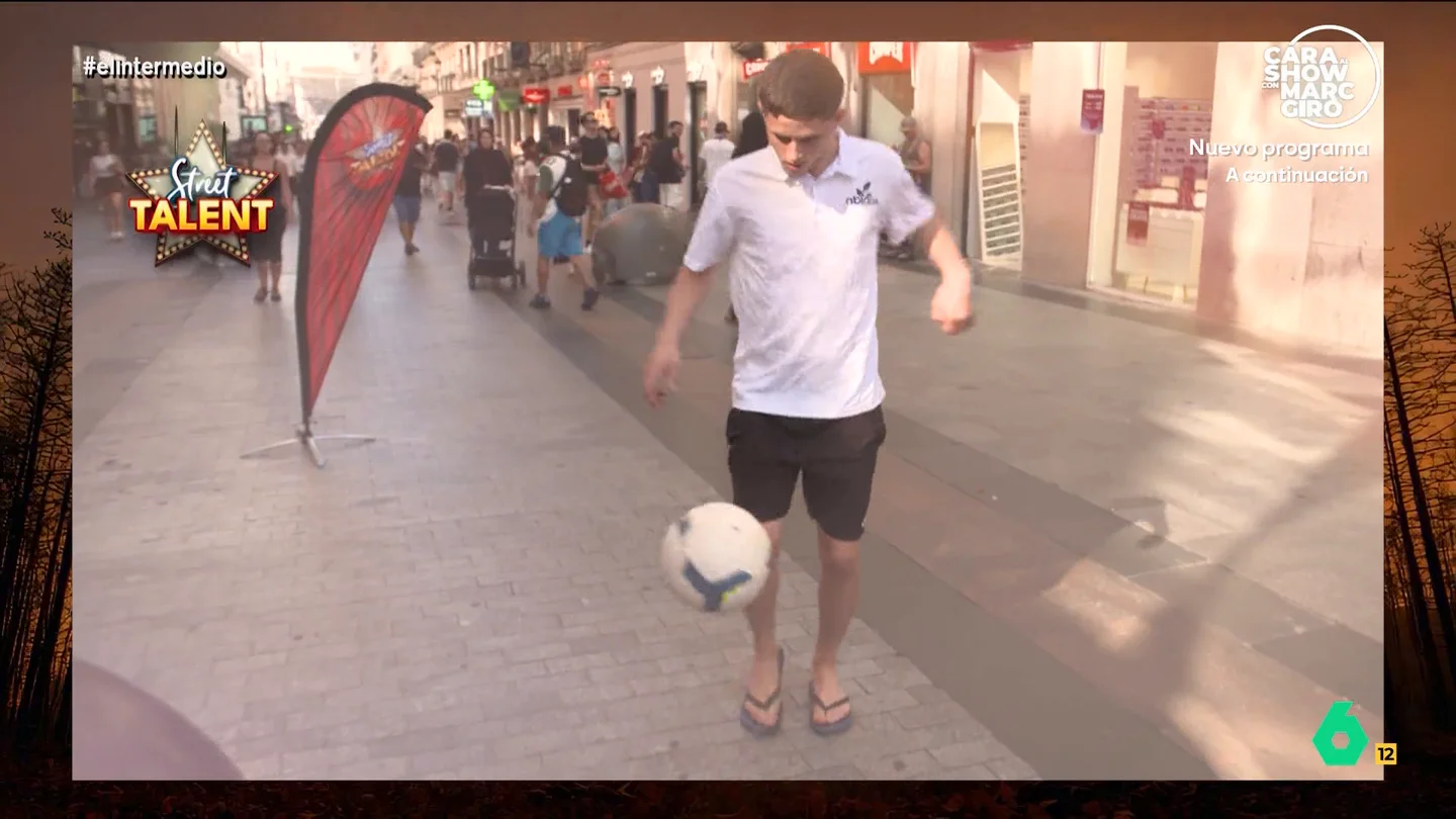 "¡Es que además vas con chanclas!": un chico alucina a la reportera de El Intermedio con sus acrobacias con un balón Cantantes, imitadores, personas hiperflexibles y hasta un chico que suma muy rápido. Estos y otros sorprendentes talentos se reunían en una entrega de 'Street Talent' que ahora recupera El Intermedio.