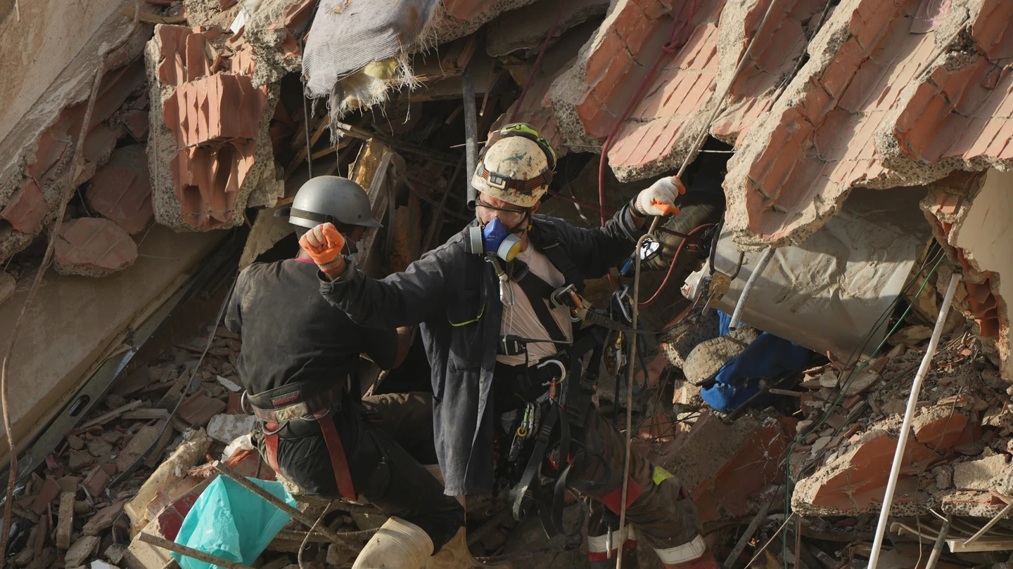 Un miembro del equipo de rescate hace señas a sus compañeros durante una búsqueda entre los escombros de los edificios dañados por los terremotos en La Guaira, Venezuela. Un miembro del equipo de rescate hace señas a sus compañeros durante una búsqueda entre los escombros de los edificios dañados por los terremotos en La Guaira, Venezuela.