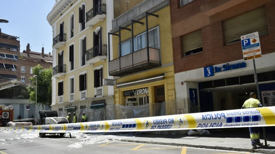 Efectivos de bomberos durante el desalojo de un edificio por un socavón en un interior de manzana, a 7 de julio de 2026, en Barcelona, Catalunya (España). Efectivos de bomberos durante el desalojo de un edificio por un socavón en un interior de manzana, a 7 de julio de 2026, en Barcelona, Catalunya (España).