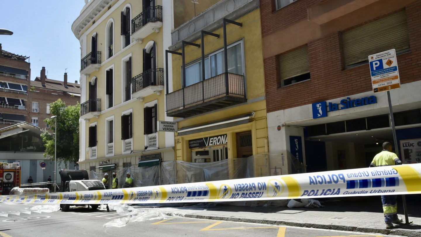 Efectivos de bomberos durante el desalojo de un edificio por un socavón en un interior de manzana, a 7 de julio de 2026, en Barcelona, Catalunya (España). Efectivos de bomberos durante el desalojo de un edificio por un socavón en un interior de manzana, a 7 de julio de 2026, en Barcelona, Catalunya (España).