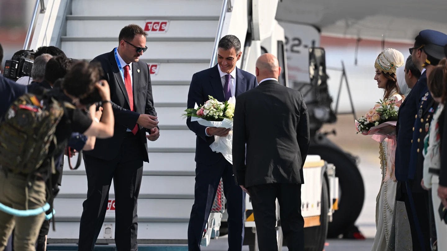 El presidente del Gobierno español, Pedro Sánchez (C), llega al aeropuerto de Ankara antes de la Cumbre de la OTAN de Jefes de Estado y de Gobierno 2026 que se celebrará en Ankara, Turquía, el 7 de julio de 2026. El presidente del Gobierno español, Pedro Sánchez (C), llega al aeropuerto de Ankara antes de la Cumbre de la OTAN de Jefes de Estado y de Gobierno 2026 que se celebrará en Ankara, Turquía, el 7 de julio de 2026.