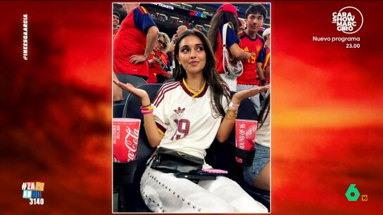 La joya es un regalo del futbolista. Adem&aacute;s de sus iniciales el collar tambi&eacute;n tiene todos los n&uacute;meros con los que ha jugado el futbolista. El accesorio podr&iacute;a alcanzar los 30.000 euros. 