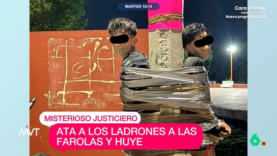 Ata a ladrones con cinta americana a las farolas: así actúa el 'Batman mexicano', el misterioso justiciero del estado de Jalisco En el estado de Jalisco, en México, llevan días apareciendo presuntos ladrones de motos atados a las farolas con cinta americana. Una sorprendente imagen que atribuyen a un misterioso justiciero, o a una pelea por el territorio entre bandas.