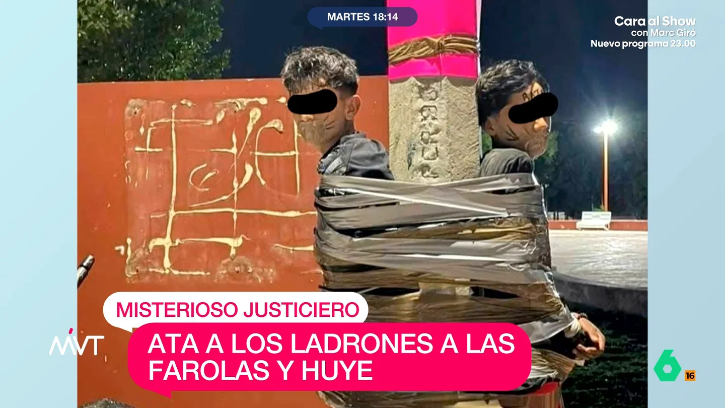 Ata a ladrones con cinta americana a las farolas: así actúa el 'Batman mexicano', el misterioso justiciero del estado de Jalisco En el estado de Jalisco, en México, llevan días apareciendo presuntos ladrones de motos atados a las farolas con cinta americana. Una sorprendente imagen que atribuyen a un misterioso justiciero, o a una pelea por el territorio entre bandas.