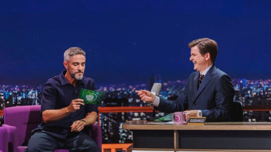Roberto Leal reconoce que sus amigos creen que es m&aacute;s "barroco" (un pedante) desde que trabaja en Pasapalabra: "Me despido con un &oacute;sculo"