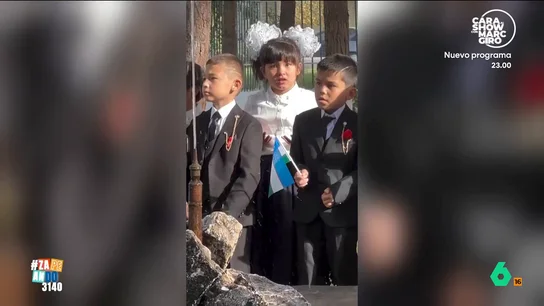 Dani Mateo reacciona al gesto de una niña para que no la graben: "Me he asustado" La pequeña estaba celebrando algo con más niños y cuando descubrió que la estaban filmando decidió expresar su descontento de una manera muy efectiva y que no dejaba lugar a dudas.