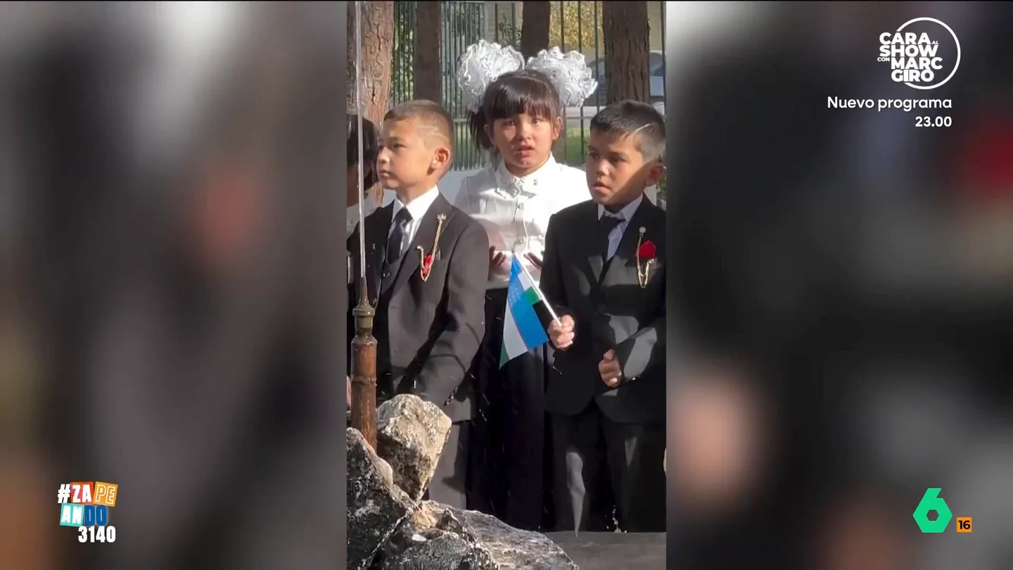 Dani Mateo reacciona al gesto de una niña para que no la graben: "Me he asustado" La pequeña estaba celebrando algo con más niños y cuando descubrió que la estaban filmando decidió expresar su descontento de una manera muy efectiva y que no dejaba lugar a dudas.