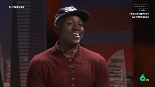 Thais Villas hablaba con Ruslan El&aacute; Ayana, 'Ruxxo', creador de contenido, rapero y polic&iacute;a, sobre el racismo en las autoridades, el auge de la extrema derecha y qu&eacute; supone formar parte de dos mundos tan enfrentados como el rap y la polic&iacute;a siendo negro.