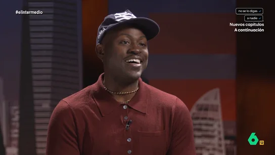 Ruxxo, rapero y uno de los pocos policías negros de España: "Entré a un piso de una fiesta y pensaron que era el boy" Thais Villas hablaba con Ruslan Elá Ayana, 'Ruxxo', creador de contenido, rapero y policía, sobre el racismo en las autoridades, el auge de la extrema derecha y qué supone formar parte de dos mundos tan enfrentados como el rap y la policía siendo negro.