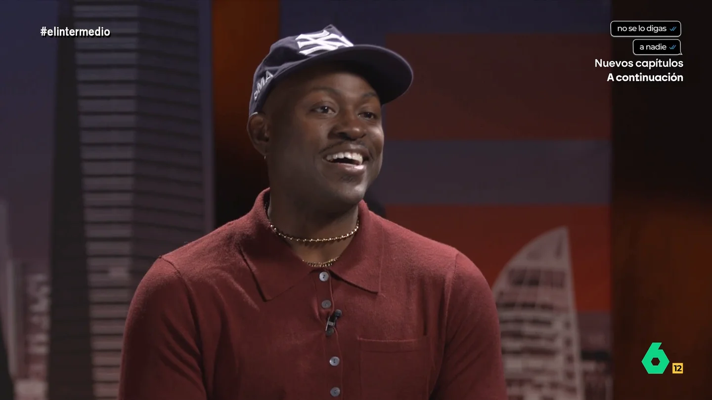 Ruxxo, rapero y uno de los pocos policías negros de España: "Entré a un piso de una fiesta y pensaron que era el boy" Thais Villas hablaba con Ruslan Elá Ayana, 'Ruxxo', creador de contenido, rapero y policía, sobre el racismo en las autoridades, el auge de la extrema derecha y qué supone formar parte de dos mundos tan enfrentados como el rap y la policía siendo negro.