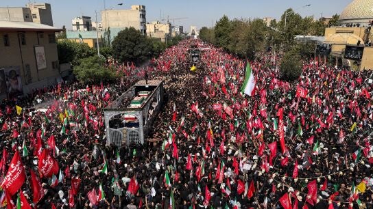 Un camión que transportaba los ataúdes del difunto líder supremo iraní, el ayatolá Ali Khamenei, y miembros de su familia