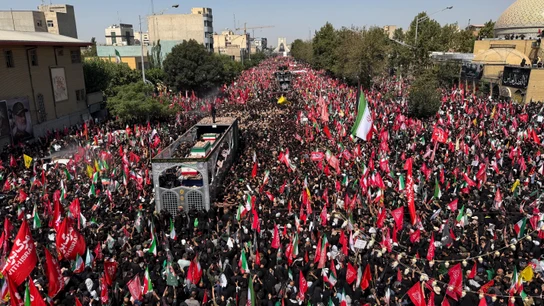 Un camión que transportaba los ataúdes del difunto líder supremo iraní, el ayatolá Ali Khamenei, y miembros de su familia Un camión que transportaba los ataúdes del difunto líder supremo iraní, el ayatolá Ali Khamenei, y miembros de su familia
