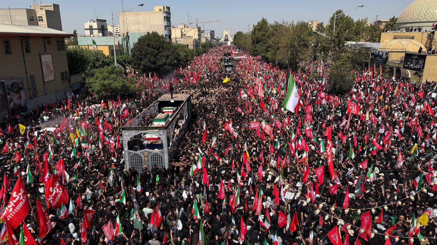 Un camión que transportaba los ataúdes del difunto líder supremo iraní, el ayatolá Ali Khamenei, y miembros de su familia