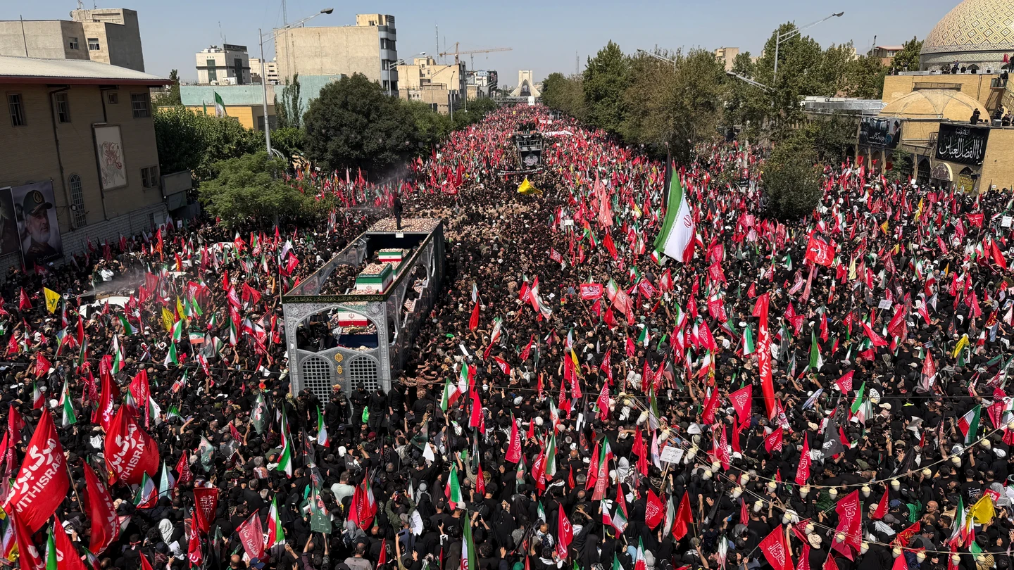 Un camión que transportaba los ataúdes del difunto líder supremo iraní, el ayatolá Ali Khamenei, y miembros de su familia Un camión que transportaba los ataúdes del difunto líder supremo iraní, el ayatolá Ali Khamenei, y miembros de su familia