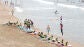 Un grupo de surfistas se prepara para entrar al agua en la playa de la Zurriola de San Sebasti&aacute;n.