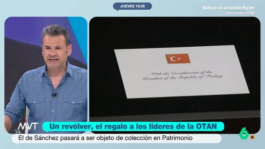 Iñaki López ironiza tras el regalo de Erdogan a Sánchez: "Espero que el arma no acabe involucrada en una presunta huida de Begoña Gómez con sus escoltas..." El presidente de Turquía ha decidido regalar, entre otras cosas, un revólver personalizado y seis balas a los líderes mundiales que formaron parte de la Cumbre de la OTAN que se celebró en su país.