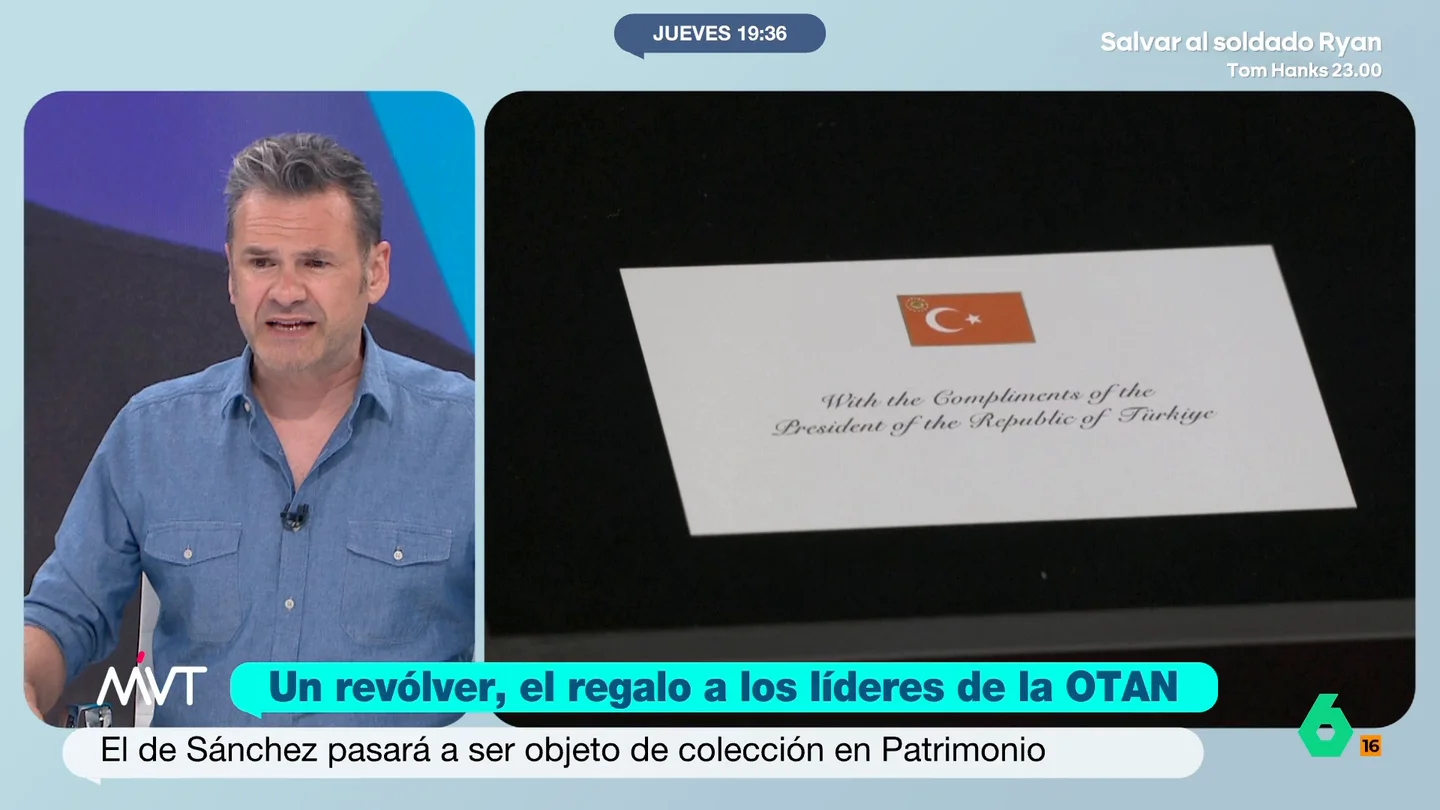 Iñaki López ironiza tras el regalo de Erdogan a Sánchez: "Espero que el arma no acabe involucrada en una presunta huida de Begoña Gómez con sus escoltas..." El presidente de Turquía ha decidido regalar, entre otras cosas, un revólver personalizado y seis balas a los líderes mundiales que formaron parte de la Cumbre de la OTAN que se celebró en su país.