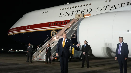 El presidente de Estados Unidos, Donald Trump, antes de subir a bordo del Air Force One tras la cumbre de la OTAN celebrada en Ankara El presidente de Estados Unidos, Donald Trump, antes de subir a bordo del Air Force One tras la cumbre de la OTAN celebrada en Ankara