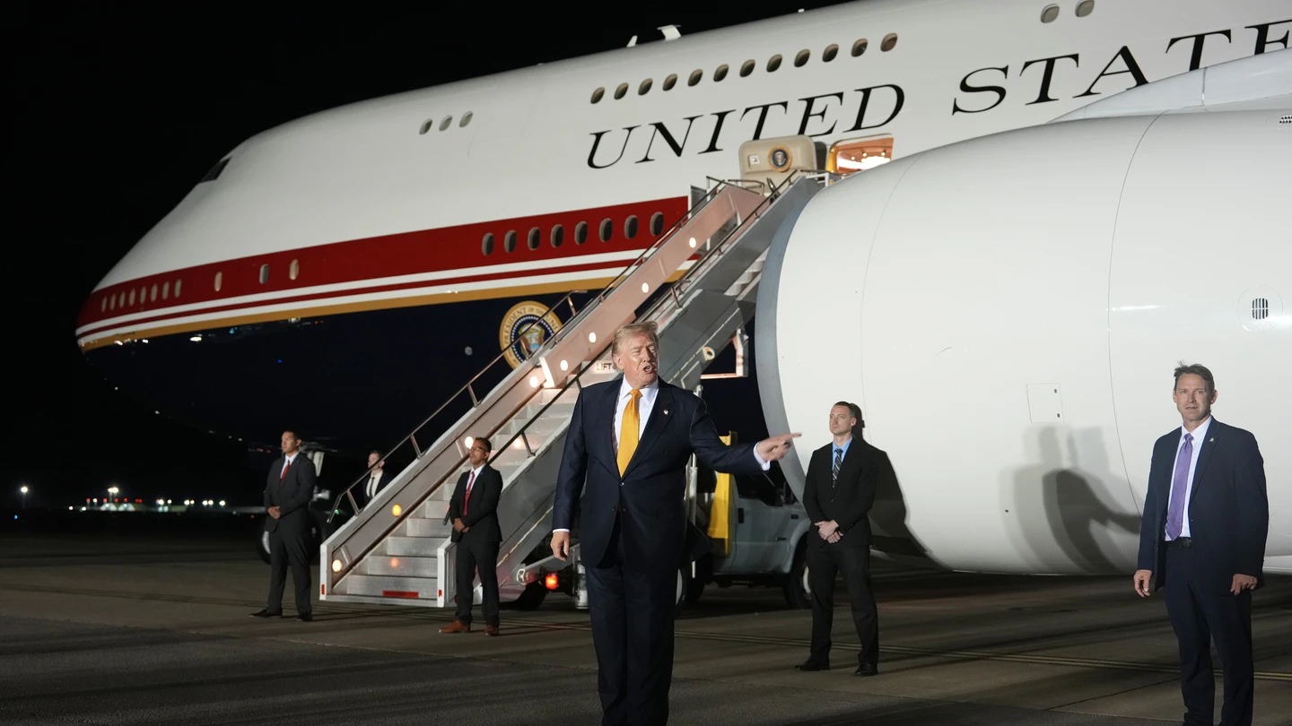 El presidente de Estados Unidos, Donald Trump, antes de subir a bordo del Air Force One tras la cumbre de la OTAN celebrada en Ankara El presidente de Estados Unidos, Donald Trump, antes de subir a bordo del Air Force One tras la cumbre de la OTAN celebrada en Ankara