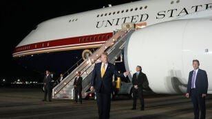 El presidente de Estados Unidos, Donald Trump, antes de subir a bordo del Air Force One tras la cumbre de la OTAN celebrada en Ankara