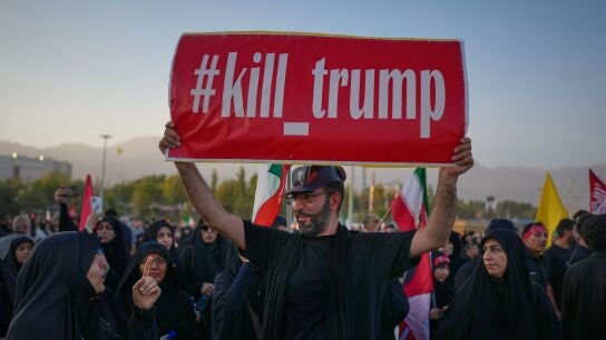 Trump ataca hasta 170 objetivos en Ir&aacute;n mientras los iran&iacute;es se despiden de Jamenei al grito de "mataremos a Trump"