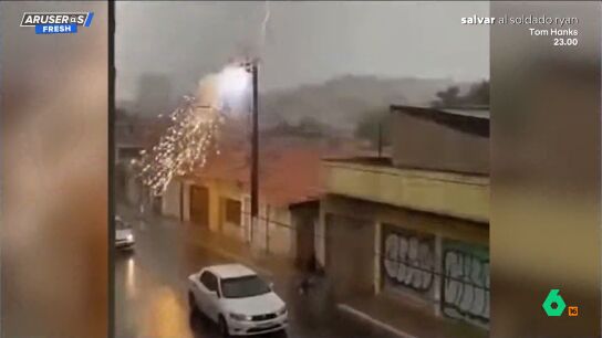 El impactante v&iacute;deo viral de un ciclista que se salva por cent&iacute;metros del impacto de un rayo