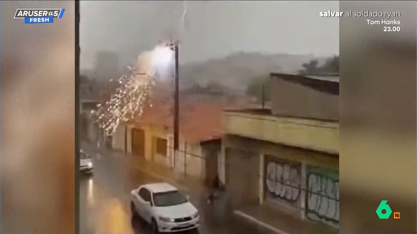 El impactante vídeo viral de un ciclista que se salva por centímetros del impacto de un rayo El impactante vídeo viral de un ciclista que se salva por centímetros del impacto de un rayo