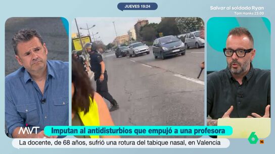 El agente ha sido imputado por los hechos ocurridos durante una manifestaci&oacute;n por la Educaci&oacute;n P&uacute;blica celebrada en Valencia. La docente acab&oacute; en el suelo con el tabique roto. 