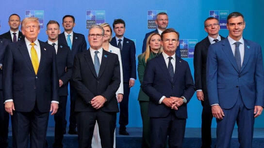 El presidente de EEUU, Donald Trump, posa junto a Keir Starmer, Ulf Kristersson, Pedro S&aacute;nchez y otros l&iacute;deres durante la cumbre de la OTAN