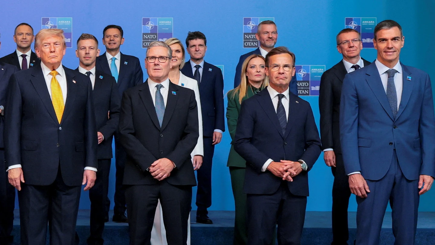 El presidente de EEUU, Donald Trump, posa junto a Keir Starmer, Ulf Kristersson, Pedro Sánchez y otros líderes durante la cumbre de la OTAN El presidente de EEUU, Donald Trump, posa junto a Keir Starmer, Ulf Kristersson, Pedro Sánchez y otros líderes durante la cumbre de la OTAN