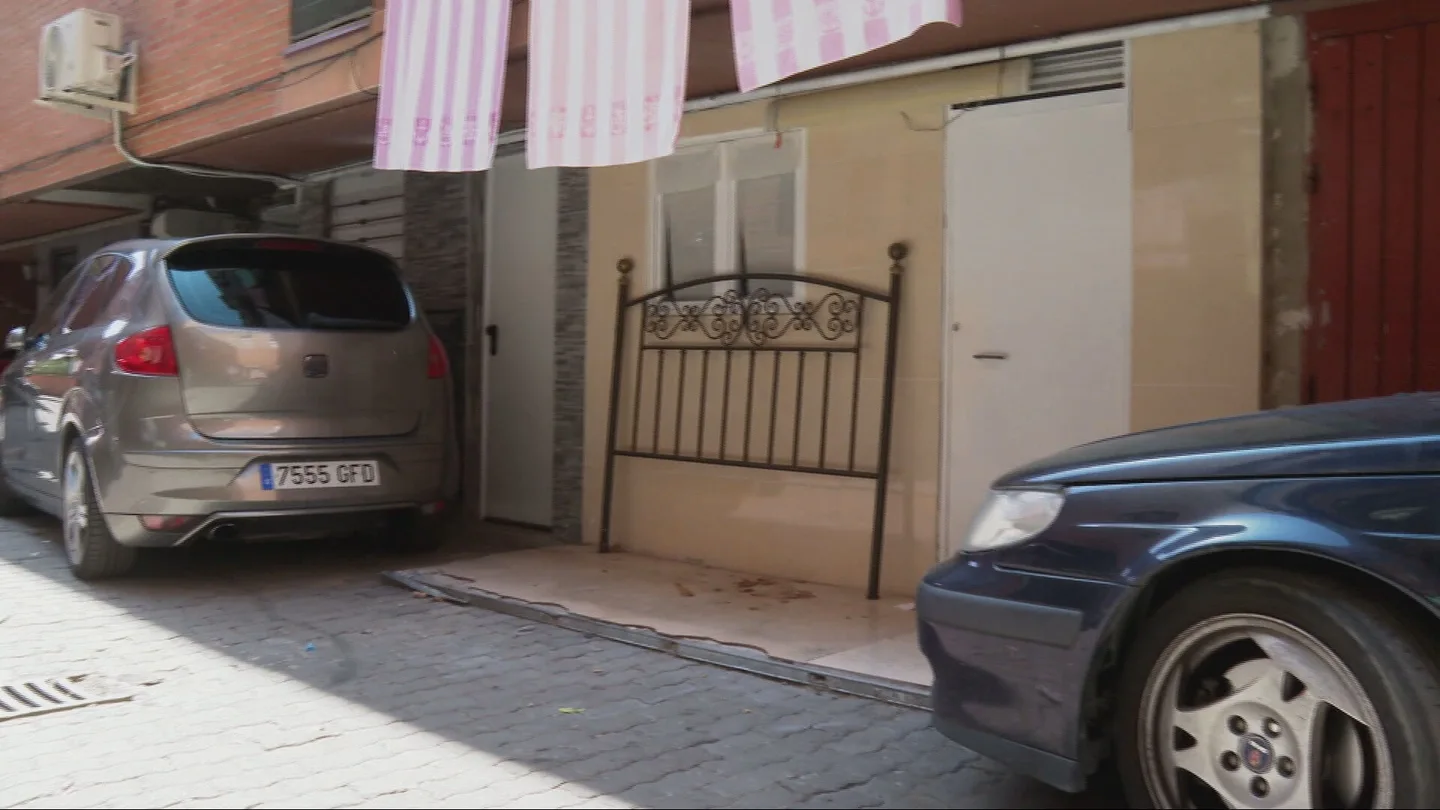 Garajes reconvertidos en casas como única alternativa para vivir: "Queremos una vivienda digna, un sitio normal, porque esto no lo es" Garajes reconvertidos en casas como única alternativa para vivir: "Queremos una vivienda digna, un sitio normal, porque esto no lo es"