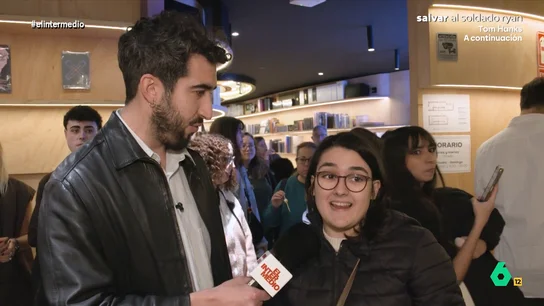 Una chica cuenta a Isma Juárez que consiguió una matrícula de honor gracias a BTS 'The very best of El Intermedio' recuerda la charla que el reportero tuvo con varios miembros de la comunidad de fans del grupo coreano. Además, Juárez también pudo aprender una de las coreografías del grupo de K-pop.