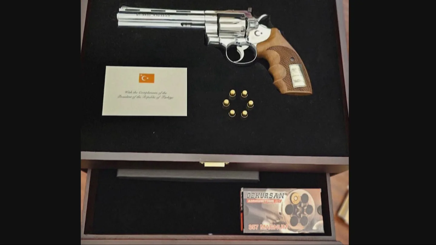 Entre regalo de cortesía y un mensaje al mundo: Erdogan entrega un revólver a los líderes de la OTAN para colocarse como gran proveedor de armas Entre regalo de cortesía y un mensaje al mundo: Erdogan entrega un revólver a los líderes de la OTAN para colocarse como gran proveedor de armas