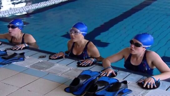 Mar Segura va a clase de nataci&oacute;n sincronizada en 'Mujeres ricas': "El deporte me ayuda a desconectar del estr&eacute;s"