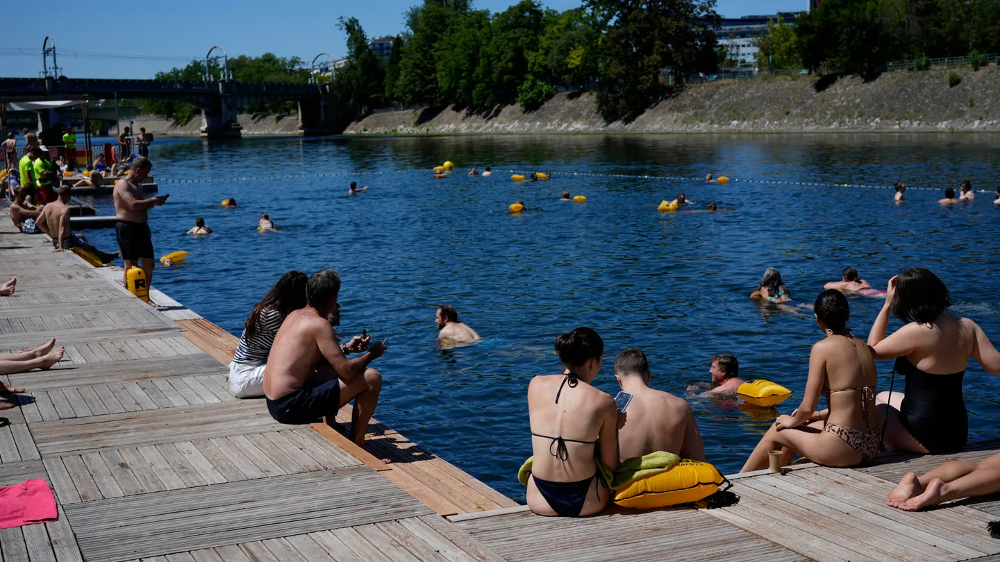 Imagen de una de las zonas de baño autorizado en el Sena a su paso por París por la ola de calor. Imagen de una de las zonas de baño autorizado en el Sena a su paso por París por la ola de calor.