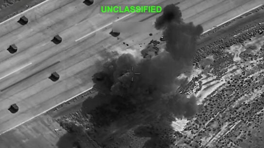 Humo proveniente de explosiones en un lugar desconocido, tras lo que el Comando Central de Estados Unidos (CENTCOM) describi&oacute; como ataques contra objetivos militares iran&iacute;es