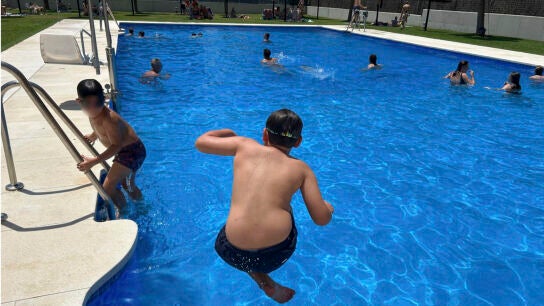 Un ni&ntilde;o, saltando a la piscina