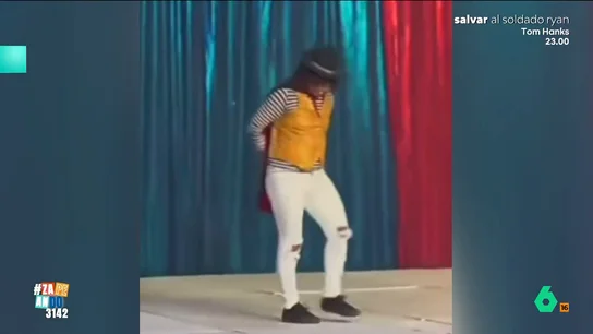 Dani Mateo, tras la caída de un imitador de Michael Jackson: "Ahora se parece mucho porque le ha quedado la nariz..." El imitador está haciendo el paso estrella del rey del pop, el 'moonwalk', pero el escenario se acaba y termina cayendo al suelo dándose un golpe terrible.