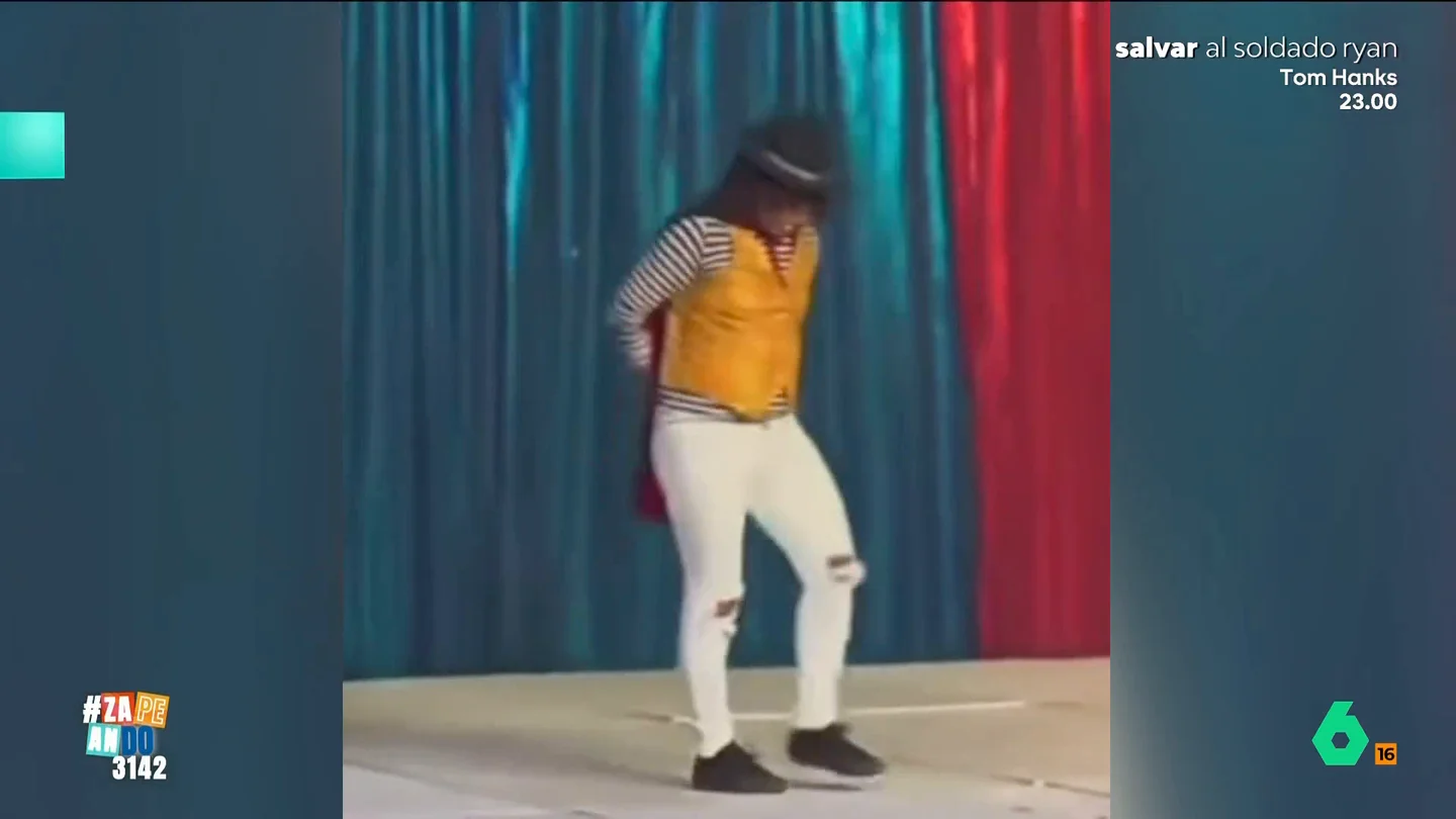Dani Mateo, tras la caída de un imitador de Michael Jackson: "Ahora se parece mucho porque le ha quedado la nariz..." El imitador está haciendo el paso estrella del rey del pop, el 'moonwalk', pero el escenario se acaba y termina cayendo al suelo dándose un golpe terrible.