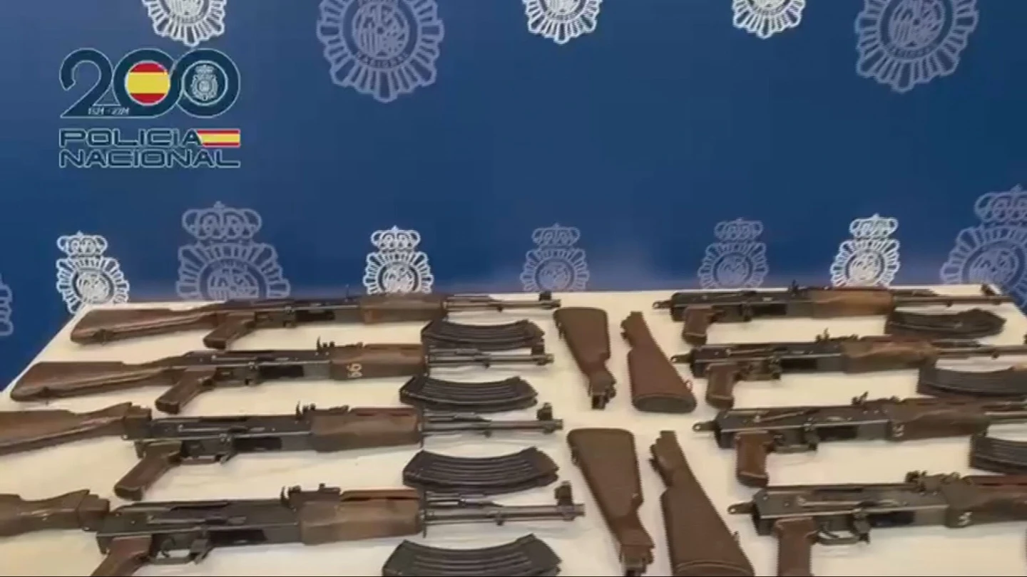La Policía Nacional intercepta ocho armas de guerra y detiene a cuatro personas tras una persecución La Policía Nacional intercepta ocho armas de guerra y detiene a cuatro personas tras una persecución