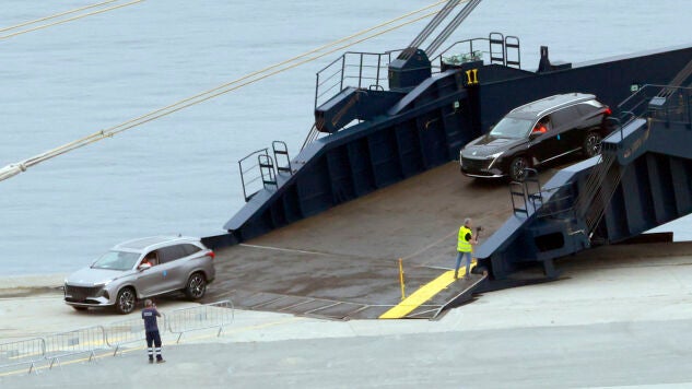  Varios veh&iacute;culos son desembarcados del buque Anji Forever, enviado por el grupo automovil&iacute;stico SAIC, tras recalar a primera hora de la ma&ntilde;ana de este mi&eacute;rcoles en el puerto exterior de Ferrol.