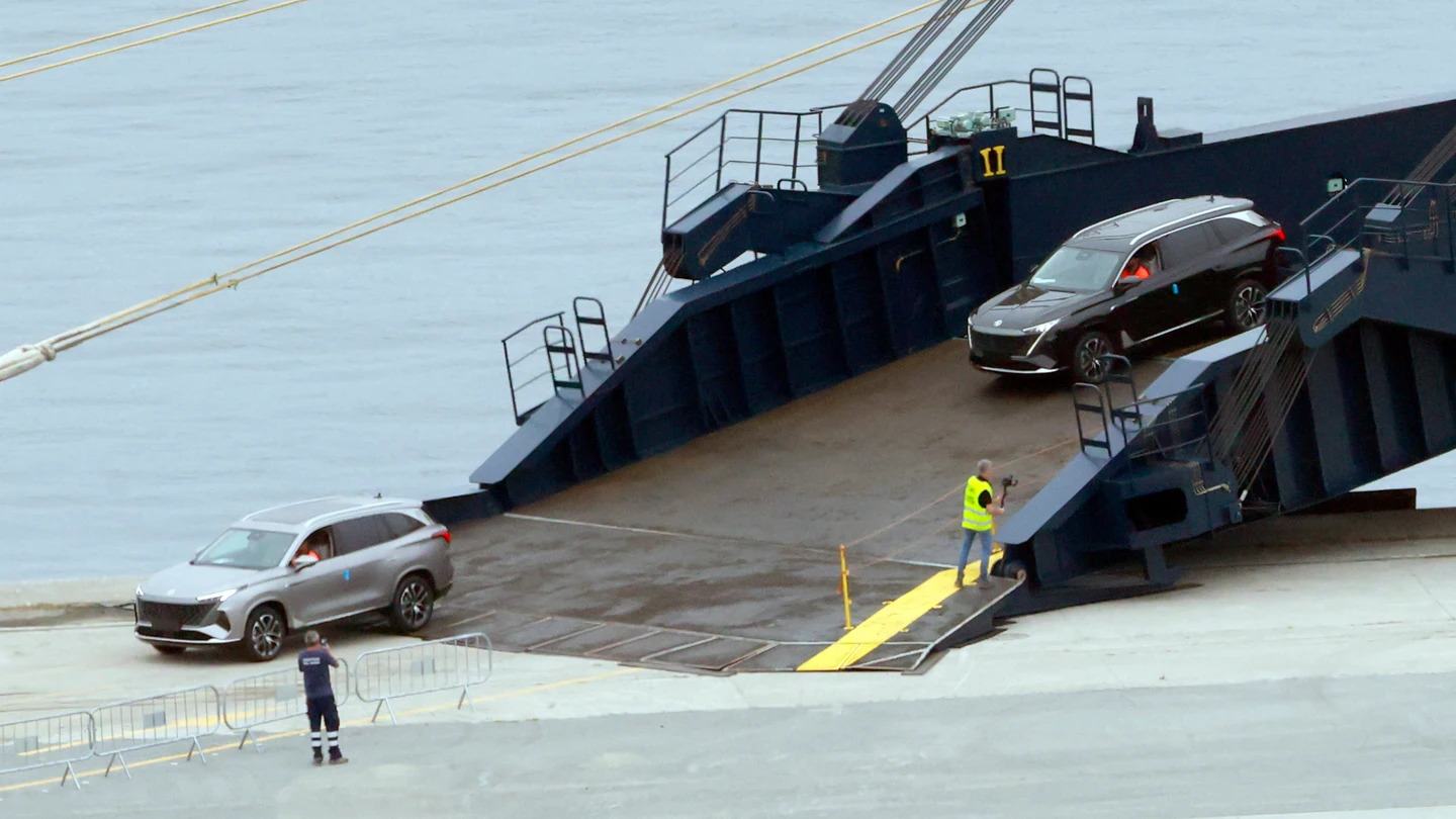 Varios vehículos son desembarcados del buque Anji Forever, enviado por el grupo automovilístico SAIC, tras recalar a primera hora de la mañana de este miércoles en el puerto exterior de Ferrol. Varios vehículos son desembarcados del buque Anji Forever, enviado por el grupo automovilístico SAIC, tras recalar a primera hora de la mañana de este miércoles en el puerto exterior de Ferrol.