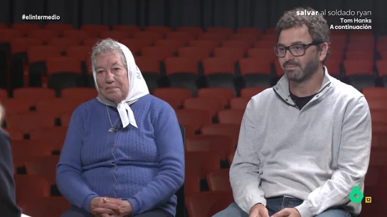 Leonardo Fossati, sobre el auge de la ultraderecha: "No hay una sola de sus ideas que sea algo nuevo" El Intermedio recupera la entrevista que Andrea Ropero hacía a Carmen Arias y Leonardo Fossati sobre los desaparecidos durante la dictadura militar de Argentina.