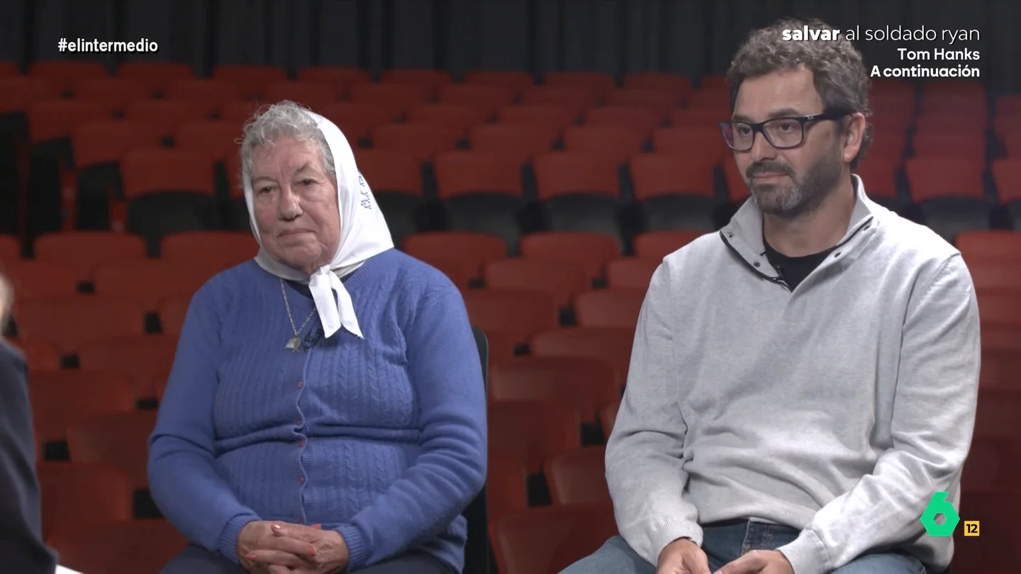 Leonardo Fossati, sobre el auge de la ultraderecha: "No hay una sola de sus ideas que sea algo nuevo" El Intermedio recupera la entrevista que Andrea Ropero hacía a Carmen Arias y Leonardo Fossati sobre los desaparecidos durante la dictadura militar de Argentina.