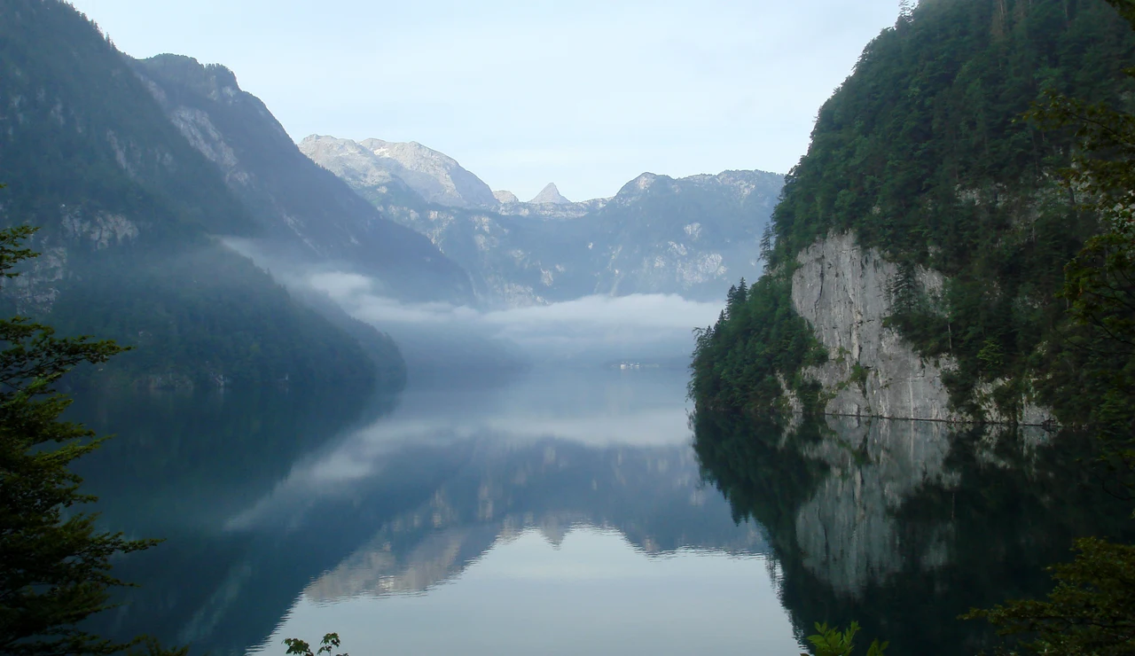 Efecto espejo en el lago del Rey