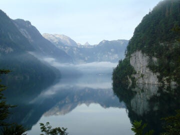Efecto espejo en el lago del Rey
