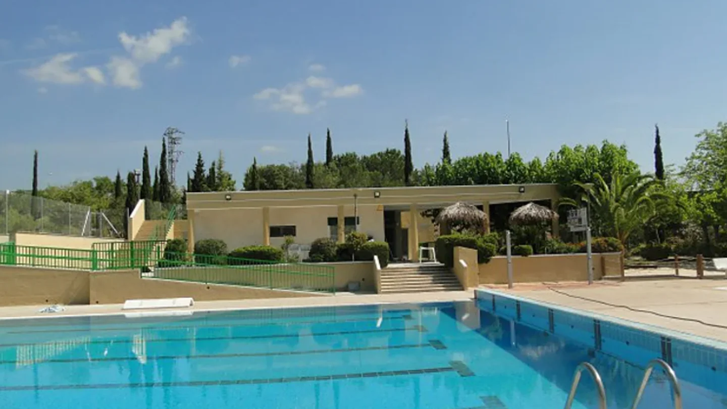Vista de la piscina municipal de La Bisbal del Penedés Vista de la piscina municipal de La Bisbal del Penedés