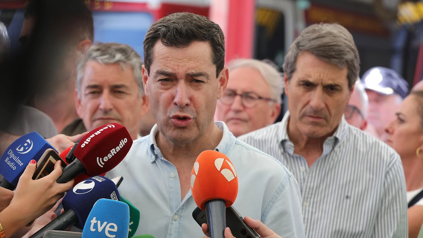 El presidente de la Junta de Andalucia Juanma Moreno se dirige a los medios de comunicación junto al delegado de gobierno Pedro Fernández El presidente de la Junta de Andalucia Juanma Moreno se dirige a los medios de comunicación junto al delegado de gobierno Pedro Fernández