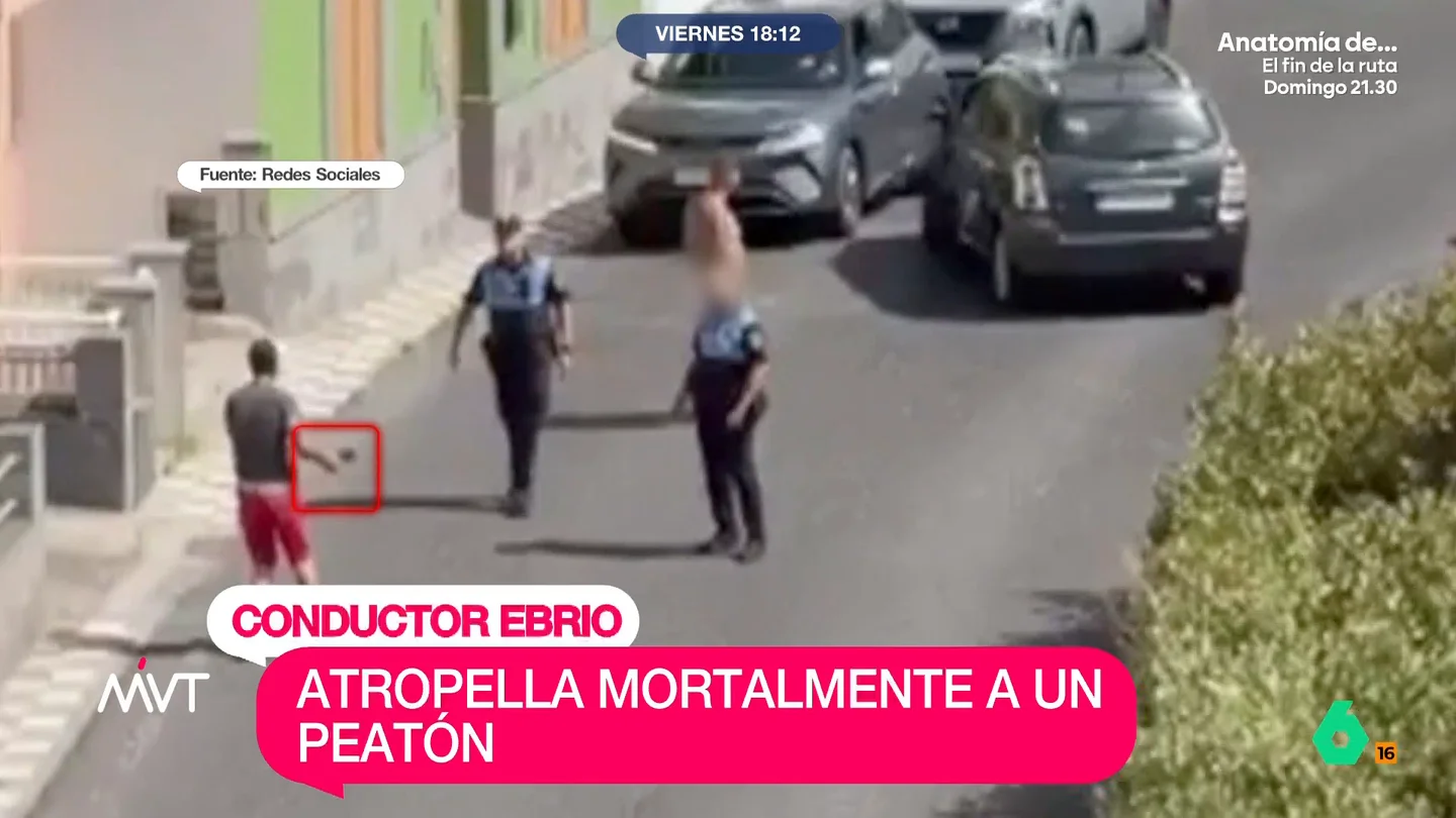 Detenido un hombre después de atropellar mortalmente a un peatón y amenazar a la Policía: "¡Tengo un cuchillo!" La Policía Local de Las Palmas de Gran Canaria conseguía reducir a un hombre que había atropellado mortalmente a un peatón en la carretera de Almatriche y había amenazado a los agentes con un cuchillo. Dio positivo por alcohol.