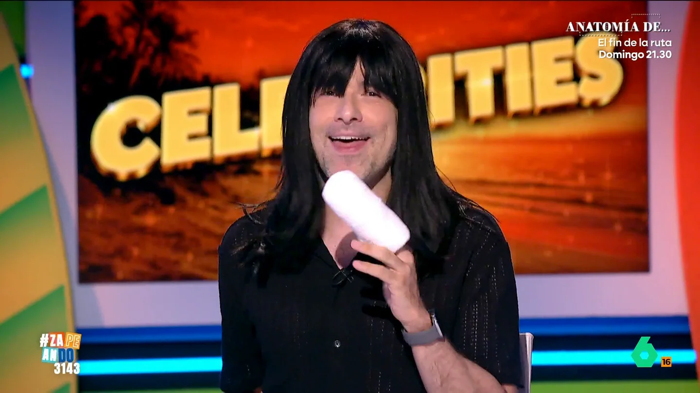 'Aitanacha' cuenta cómo se ha roto el dedo: "Me chafó el dedo de las palabrotas..." Nacho García se convierte, de nuevo, en su particular versión de Aitana después de que la artista haya sufrido un pequeño accidente. Dale al play para ver su divertida imitación.